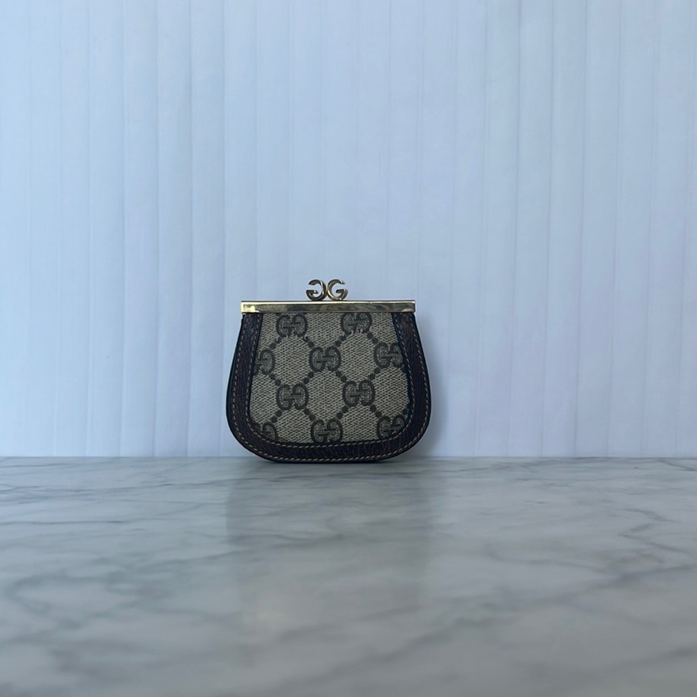 Vintage Gucci change purse!! Beautiful leather & gold.